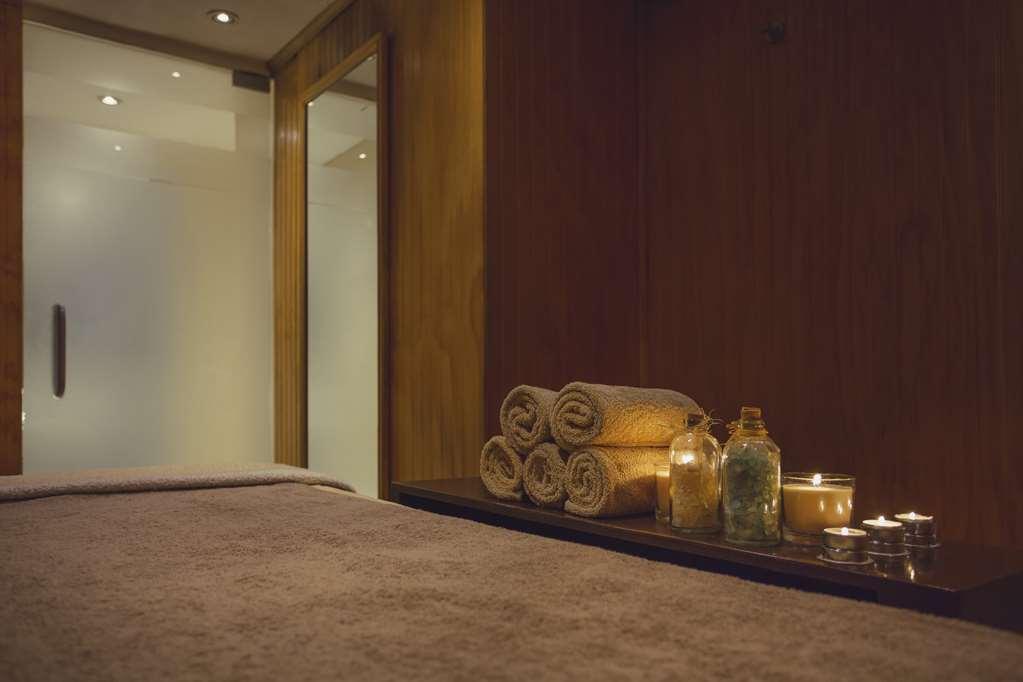 Nh Collection Plaza Santiago Hotell Bekvämligheter bild A massage table