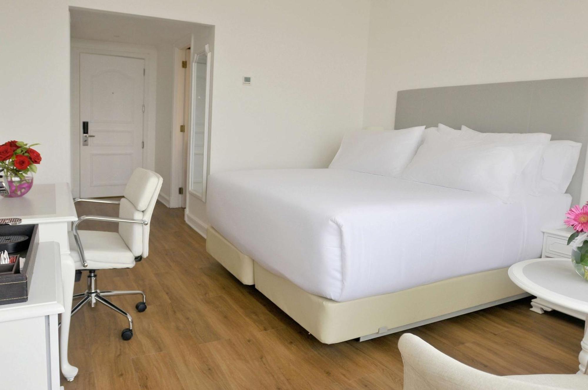 Nh Collection Plaza Santiago Hotell Exteriör bild A room at the hotel