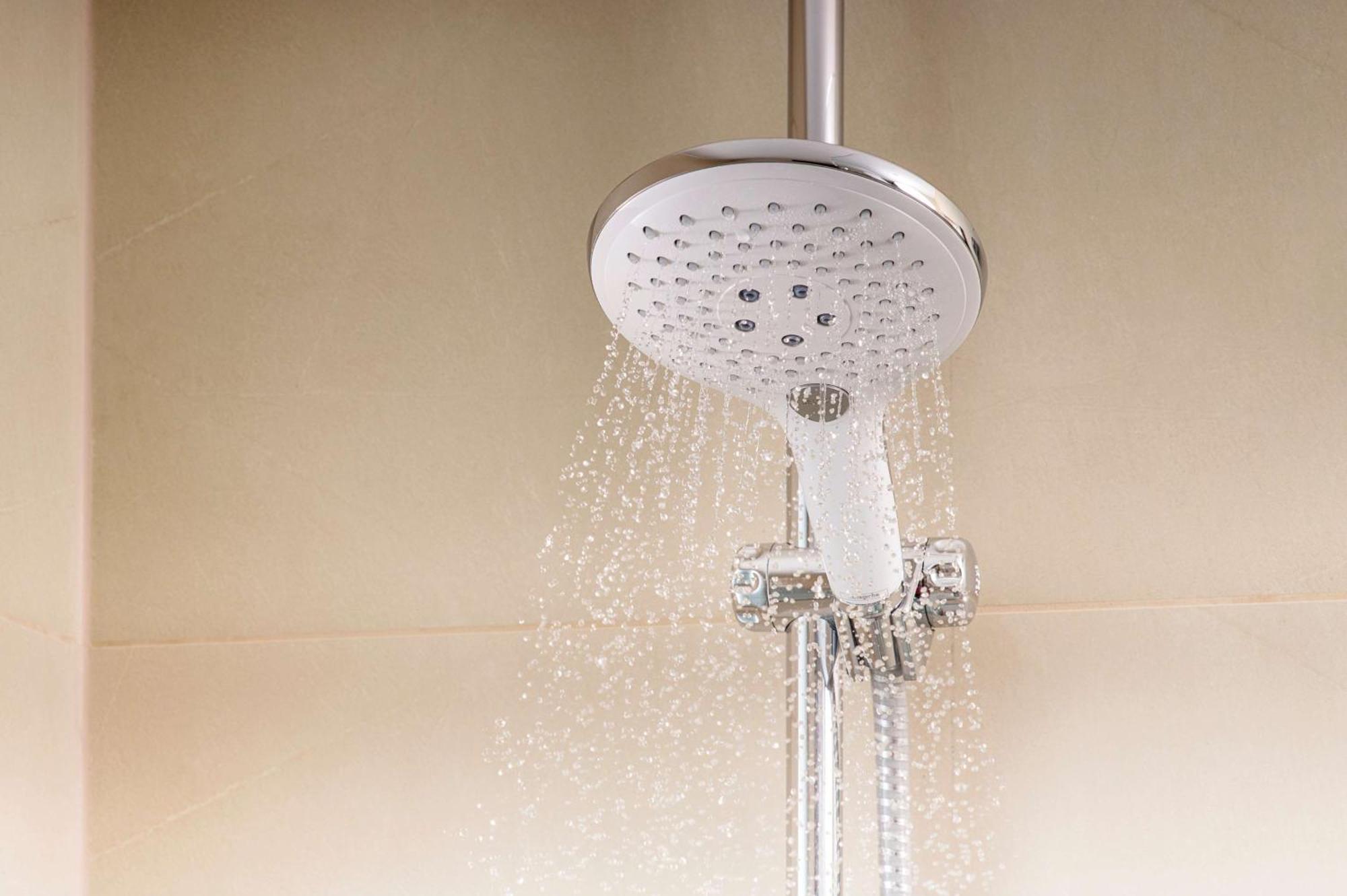 Nh Collection Plaza Santiago Hotell Exteriör bild A shower in operation
