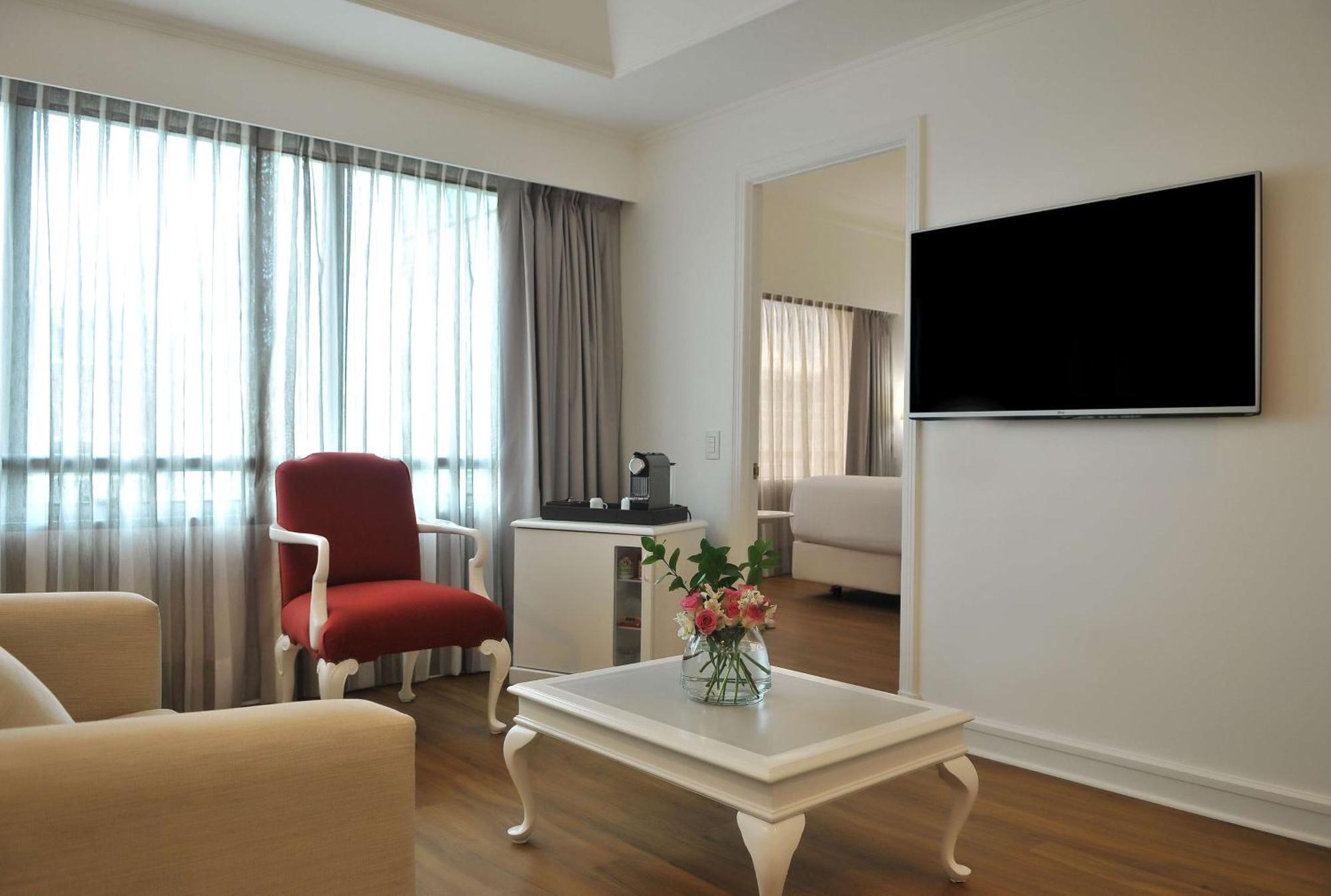 Nh Collection Plaza Santiago Hotell Exteriör bild A room at the hotel