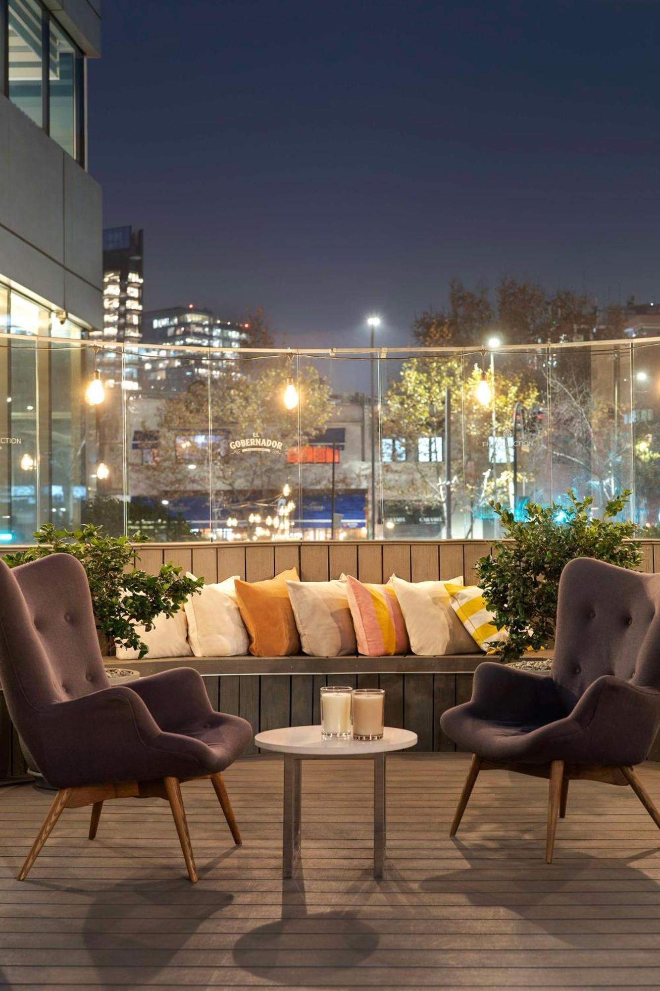 Nh Collection Plaza Santiago Hotell Exteriör bild The balcony of a penthouse apartment