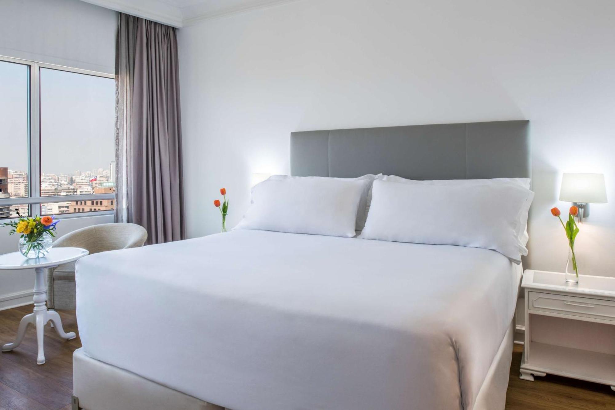 Nh Collection Plaza Santiago Hotell Exteriör bild A room at the hotel
