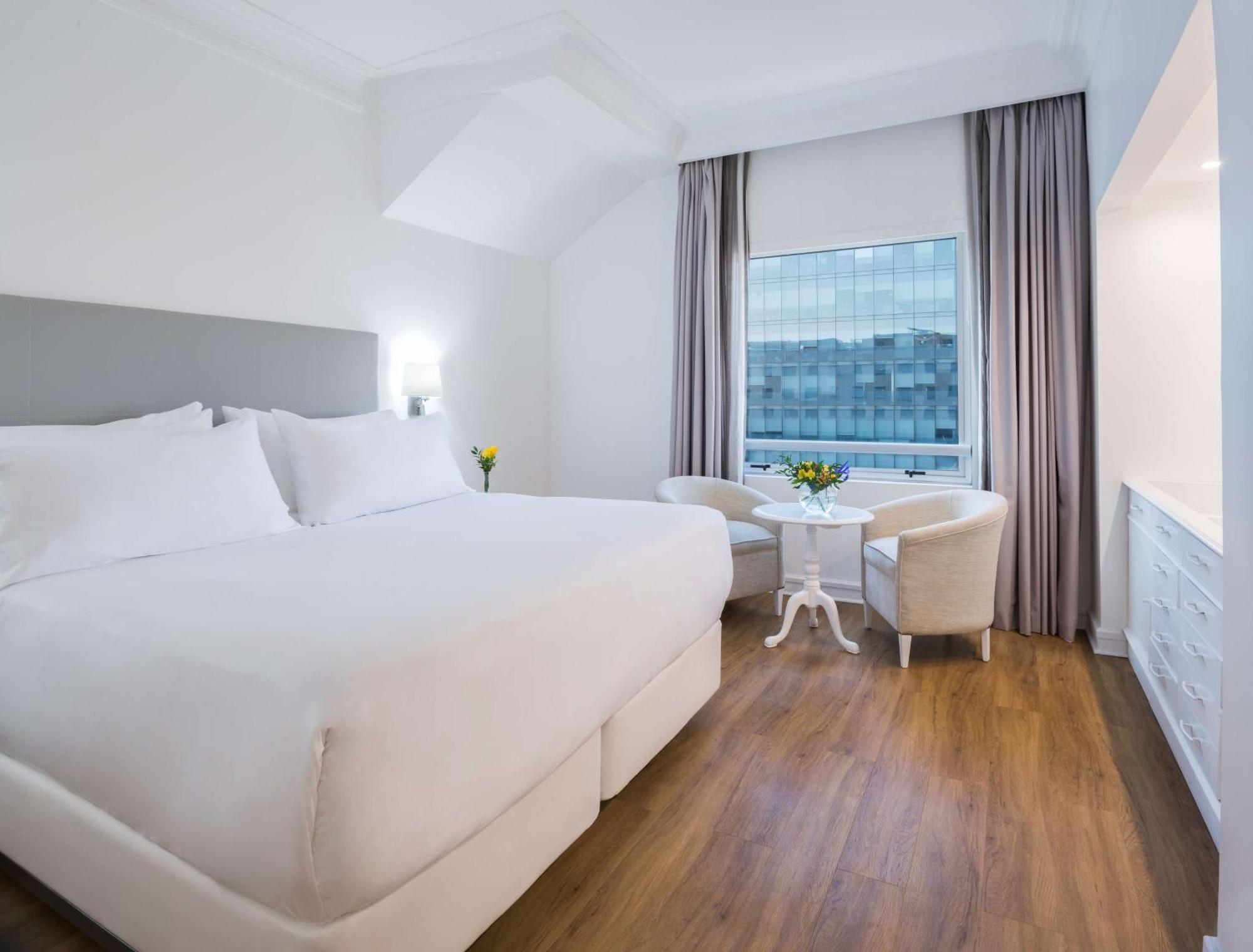 Nh Collection Plaza Santiago Hotell Exteriör bild A room at the hotel