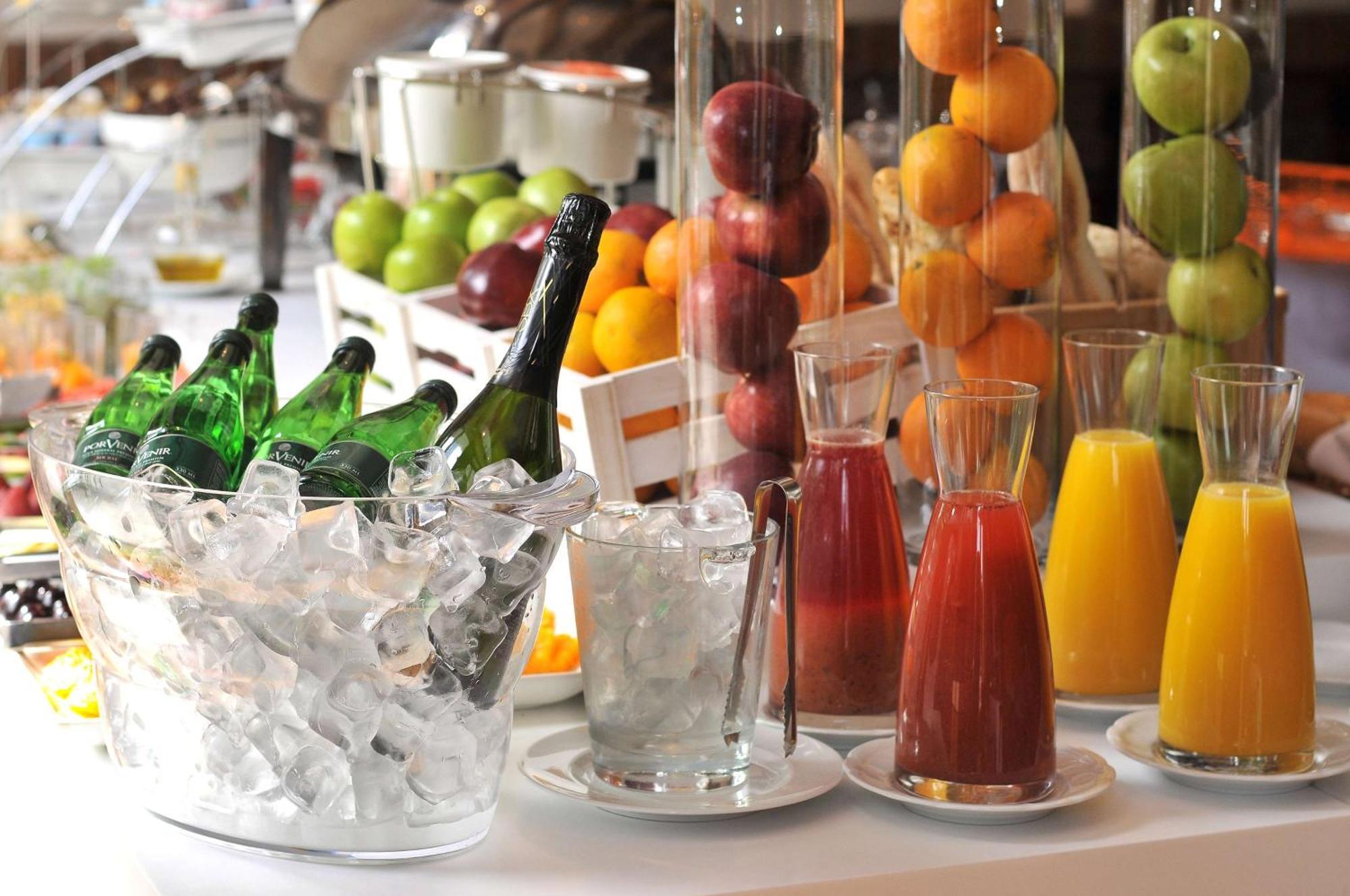 Nh Collection Plaza Santiago Hotell Exteriör bild Fruit juice