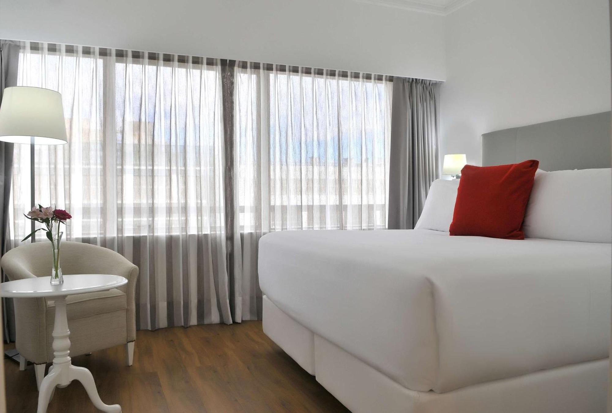 Nh Collection Plaza Santiago Hotell Exteriör bild A room at the hotel
