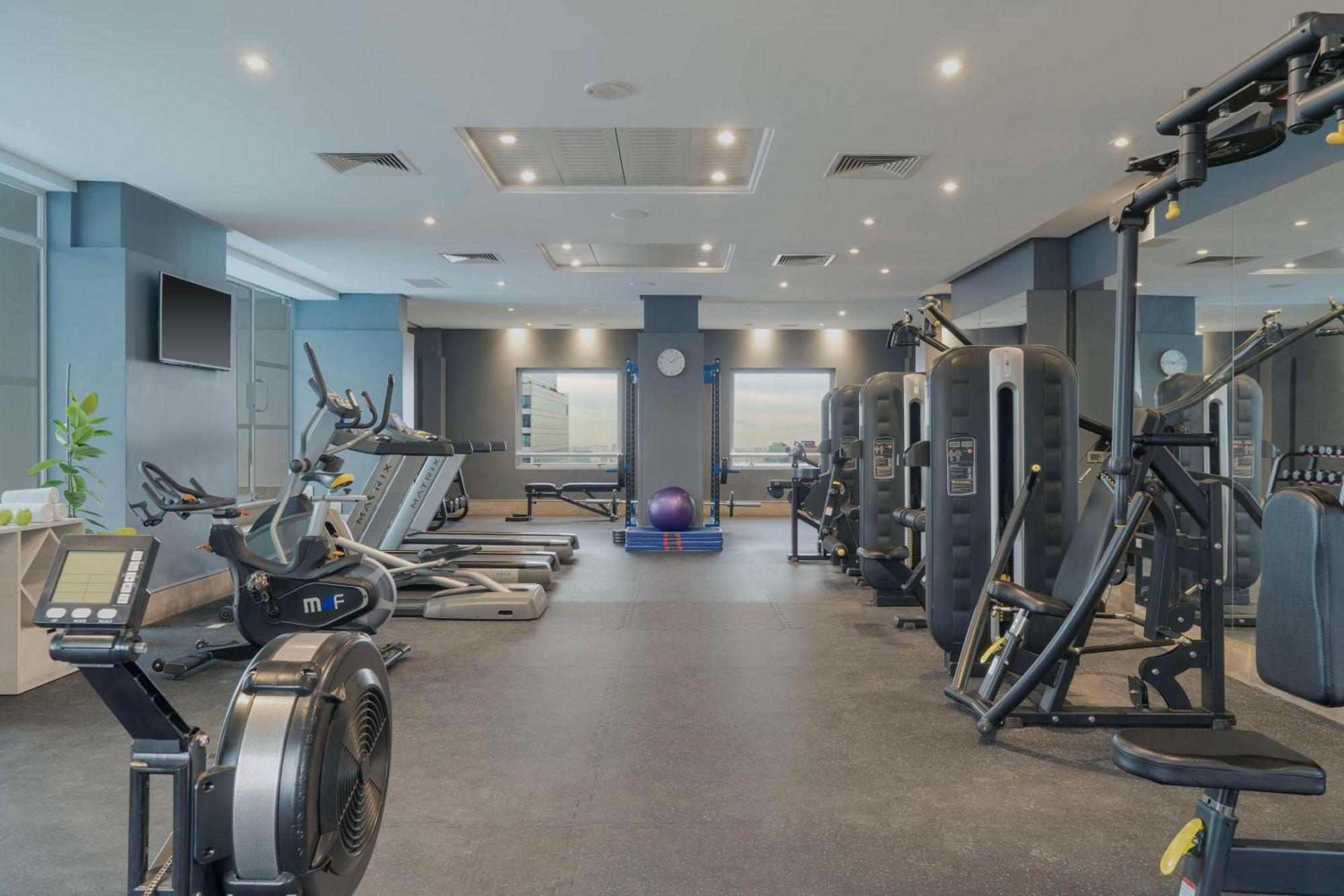 Nh Collection Plaza Santiago Hotell Exteriör bild The gym at the hotel