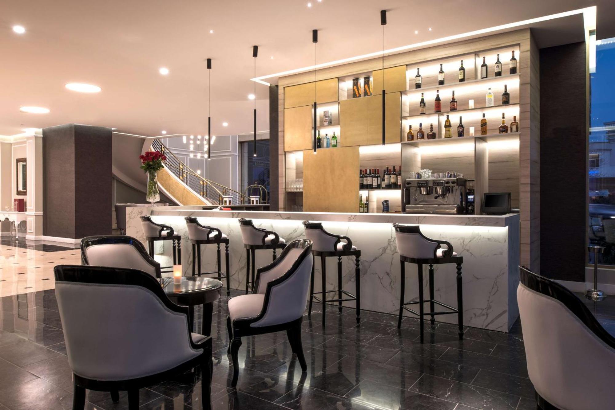 Nh Collection Plaza Santiago Hotell Exteriör bild The bar at the 100 Queen's Gate