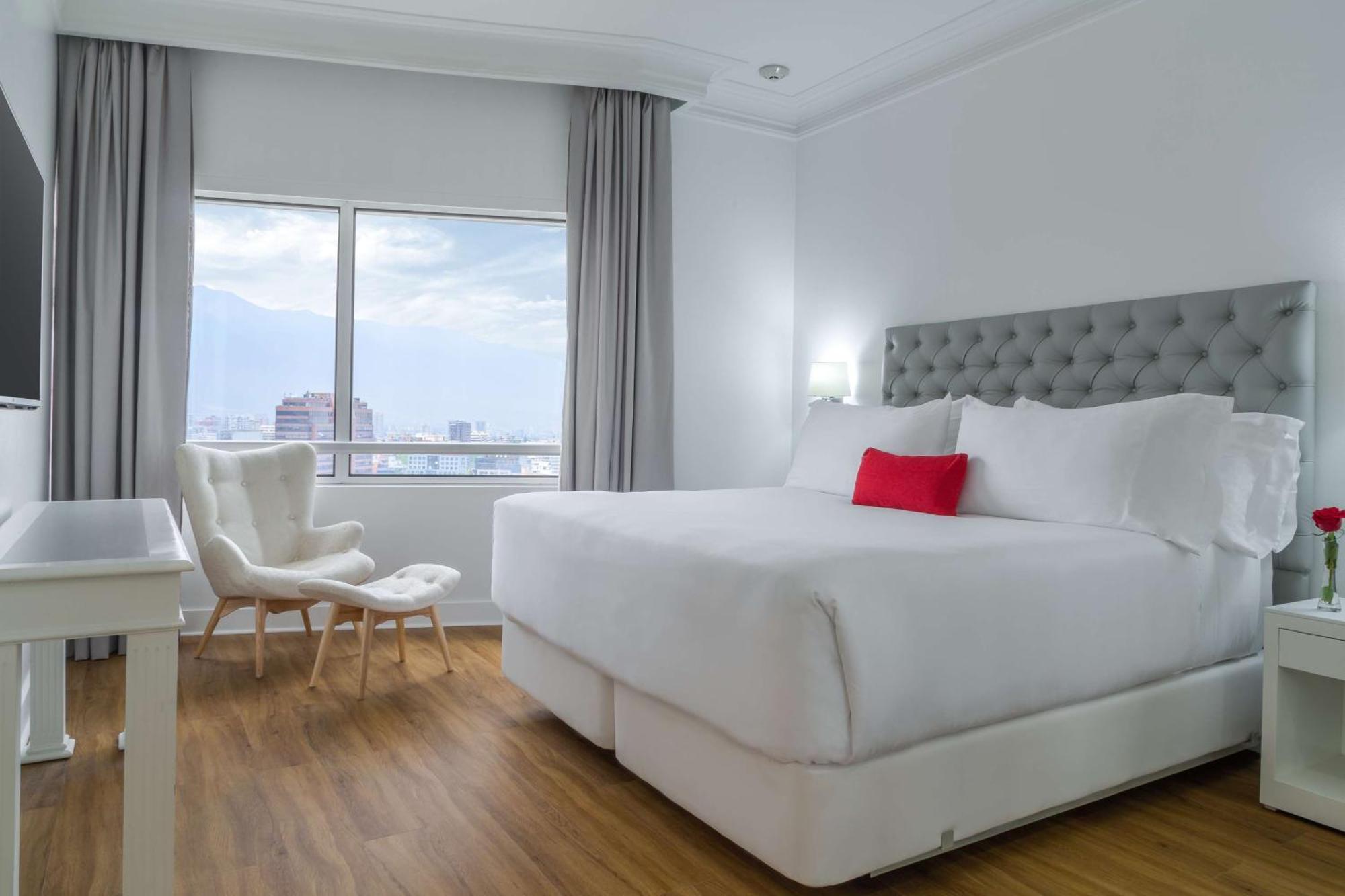 Nh Collection Plaza Santiago Hotell Exteriör bild A bedroom at the hotel